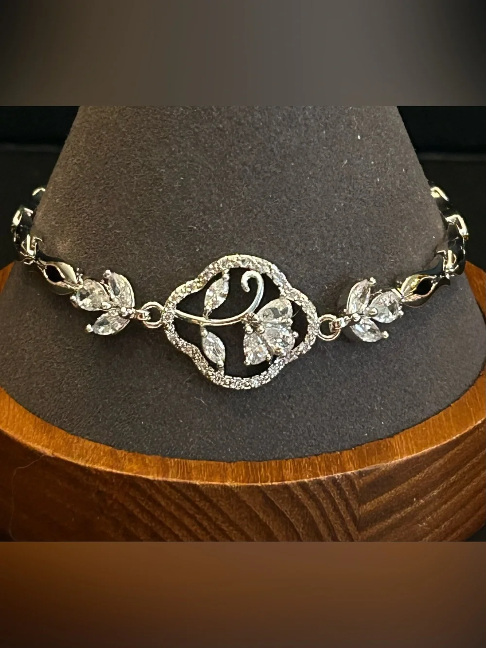 Silver-tone Floral Crystal Link Bracelet 7” With a 1” Extender Brand New